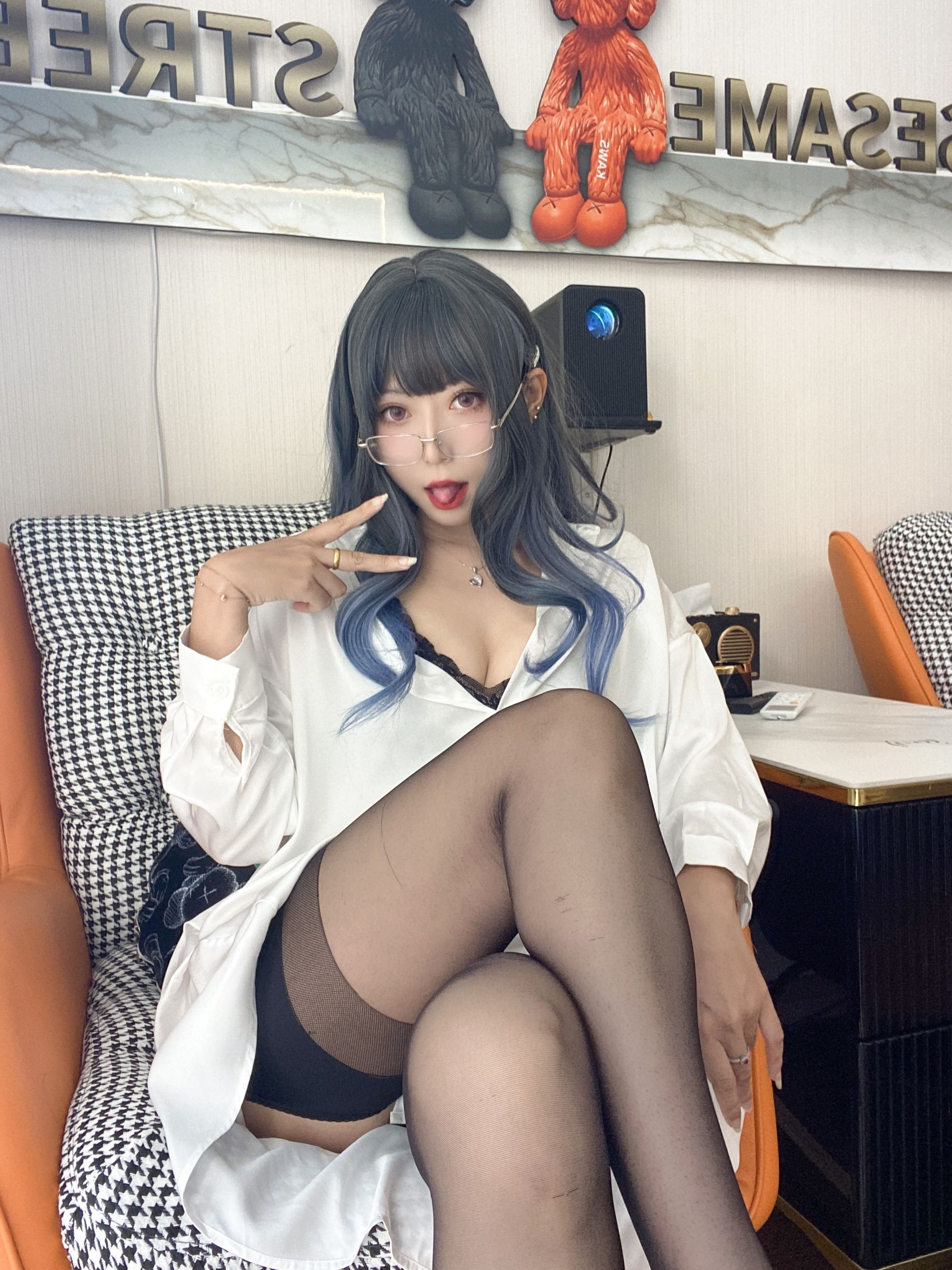 动漫博主Money冷冷 – 白衬衫 Cosplay-第3张