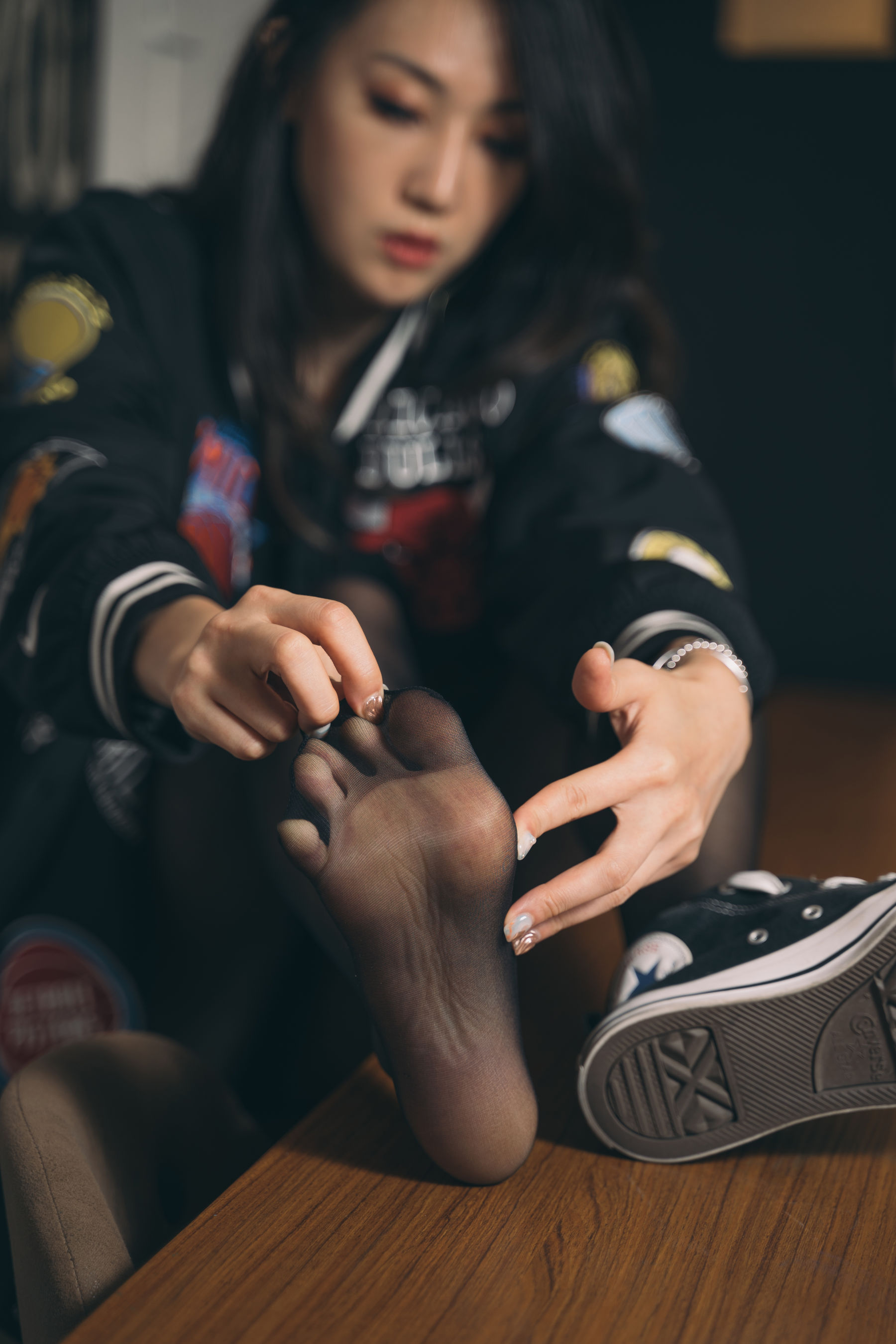 Limerence 性感妹子!近距离撕扯黑丝袜展示嫩足 Cosplay-第7张